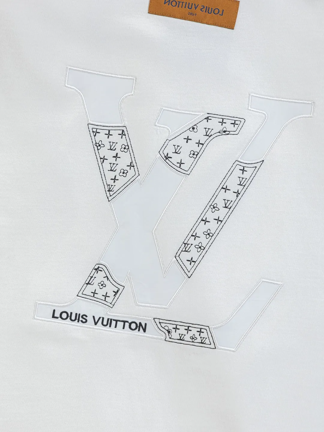 🅿️190 Louis Vuitton 1V LV lv slightly wide version S-XL LV 26ss new products are available at the counter simultaneously. Multiple craftsmanship. Chest patch letter 🪡 embroidery. Back patch letter large logo 🪡 embroidery. Round neck short-sleeved T-shirt, same style for men and women! Consigned to one-to-one creation. Synchronized with the official website, pure cotton fabrics at the counter! It is close to the skin and comfortable, durable and easy to wear. It has a classic and simple logo design and meticulous original craftsmanship. Short-sleeves, a must-have item for men, do not appear to be the same for the general public, but must be unique and eye-catching. This LV short-sleeve is all about quality, comfort, the same shape and fashion as always, including fabrics and cutting techniques. All of them have been made with great effort! 320 grams of washed pure cotton fabric, pure cotton is breathable, very refreshing and comfortable for daily wear. The rib knitting on the neckline is smooth and tight, and the neckline will not be skewed if you toss it at will. The loose version, you will find that it looks really good on the upper body. The overall is minimalist and neat, super versatile for daily use! Pair it casually with a pair of pants for a youthful look. A T-shirt will make your outfit crazy. It is a fashionable item that can never go wrong! Color: Black White Size: S-XL Size chart: S: Shoulder width 50-Bust 56-Length 70 M: Shoulder width 52-Bust 57-Length 72 L: Shoulder width 54-Bust 59-Length 74 XL: Shoulder width 56-Bust 62-Length 76
